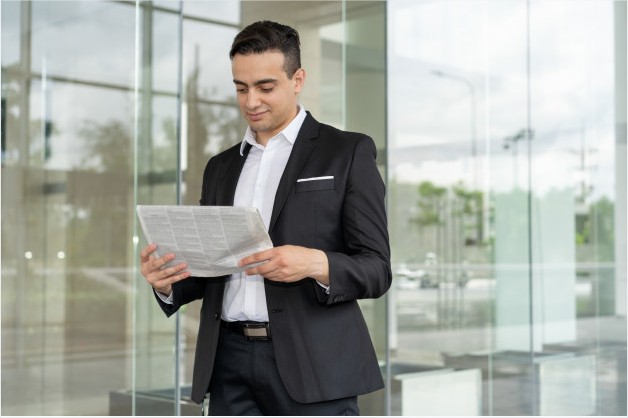 Hombre leyendo periódico