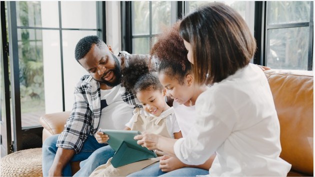 familia observando en una tablet