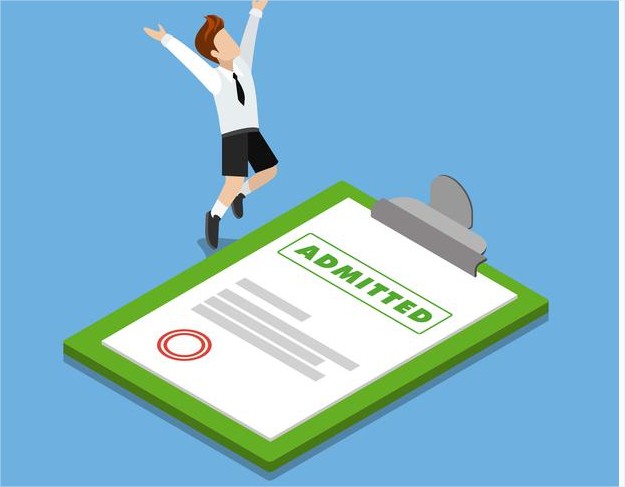 niño celebrando carta de admisión